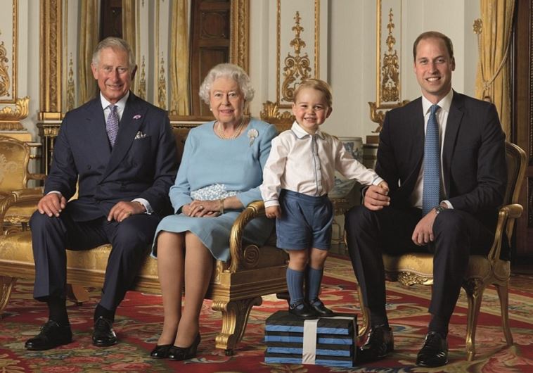 ארבעה דורות של המלכה והמלכים העתידיים הצטלמו לבולי דואר מיוחדים לכבוד יום הולדתה ה-90 של אליזבת' השנייה. מקור: מעריב אונליין