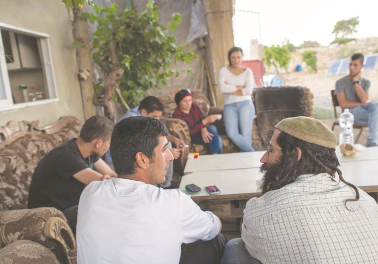 מפגש של ישראלים ופלסטינים. צילום: נתי שוחט, פלאש 90