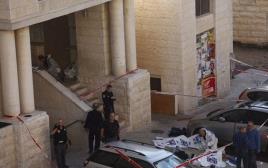 זירת הפיגוע בבית הכנסת בהר נוף (צילום: יונתן סינדל, פלאש 90)