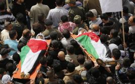 הלוויה פלסטינית בחברון (צילום: רויטרס)