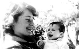 "סימני מנהיגות ניכרו בה כבר בילדות". עם הבת לימור, כשהייתה תינוקת (צילום: רפרודוקציה, יעקב בר-און)