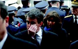 מנואל ולס, ראש ממשלת צרפת, בטקס לזכר השוטרים ההרוגים (צילום: רויטרס)