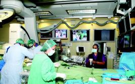 חדר הניתוח המיוחד בו התבצע ניתוח לב משולב צנתור (צילום: יחידת הצילום, שיבא)