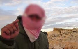 טרוריסט בסיני המקושר לדאעש בסרטון (צילום: צילום מסך)