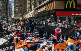 מחאה בסניף של מקדונלד'ס בניו יורק (צילום: רויטרס)