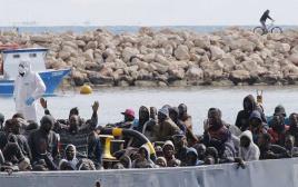 ספינות חילוץ המהגרים באיטליה (צילום: רויטרס)