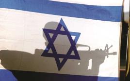 חייל צה"ל ליד דגל ישראל (צילום: מרק ישראל סלם)