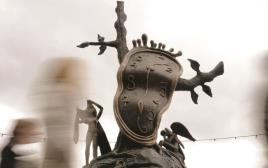 תודעה קצרת רוח. פסל השעון הנוזל של סלבדור דאלי (צילום: רויטרס)