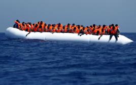 מהגרים מחכים לחילוץ השבוע (צילום: רויטרס)