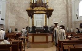 יהודים מתפללים (צילום: Djampa, ויקיפדיה)