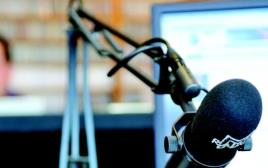 מיקרופון באולפן רדיו (צילום: אינגאימג)
