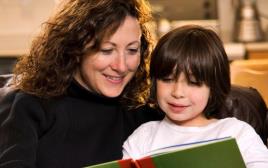 אמא וילד קוראים סיפור, ספר, ספרות ילדים (צילום: ingimage/ASAP)