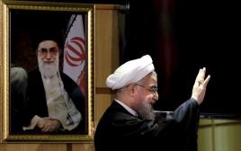 נשיא איראן רוחאני עם תמונתו של האייטולה חמינאי ברקע (צילום: רויטרס)