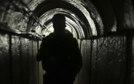 פלסטיני במנהרה בעזה (צילום: רויטרס)