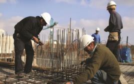 פועלים פלסטינים באתר בנייה, למצולמים אין קשר לנאמר בכתבה (צילום: קובי גדעון, פלאש 90)