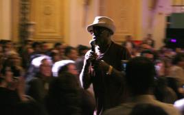 הזמר בילי פול בהופעה, בשנת 2009 (צילום: ויקיפדיה)