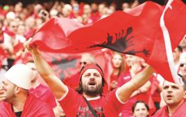 “הכי חשוב שאנחנו ביחד".  אוהדי אלבניה במשחק בין שווייץ לאלבניה, בשבת האחרונה  (צילום: רויטרס)