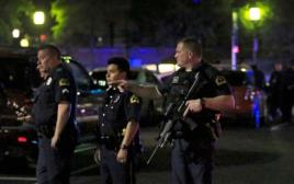 שוטרים בזירת אירוע הירי בארה"ב (צילום: Getty images)