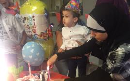 אחמד דוואבשה חוגג יום הולדת בביה"ח שיבא (צילום: דוברות בית חולים שיבא)