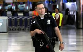 שוטר בנמל התעופה לה גווארדיה בניו יורק. ארכיון (צילום: רויטרס)