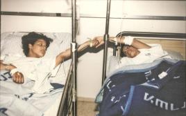 התאומות עופרי לאחר הפציעה, 1997 (צילום: חיים חצב ויגאל לוי באדיבות אינדקס הגליל)