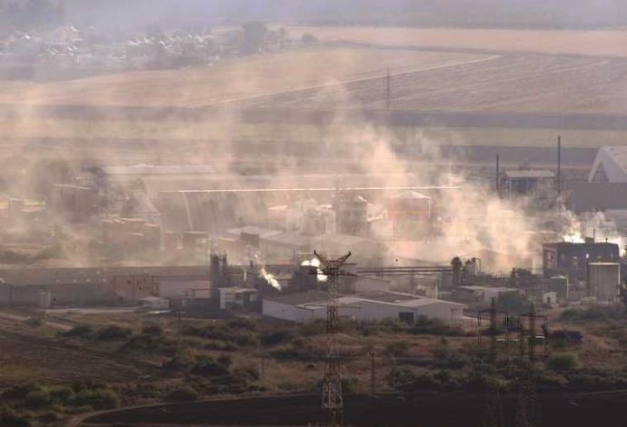 זיהום אוויר מעל מפרץ חיפה (צילום:  פלאש 90)