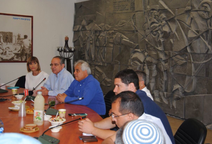 ישיבת התעשיינים עם ראש עיריית דימונה (צילום:  יח״צ התאחדות התעשיינים)