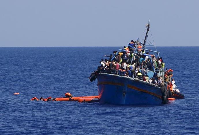 ספינת מהגרים סמוך לחופי לוב (צילום:  רויטרס)