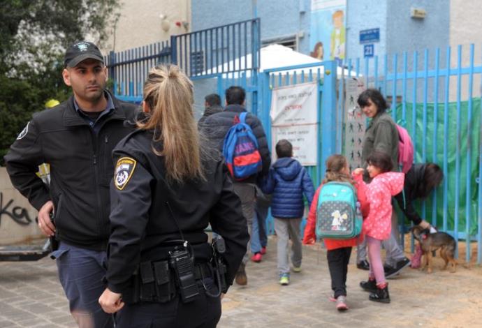 כוחות משטרה בבתי ספר בתל אביב (צילום:  אבשלום ששוני)