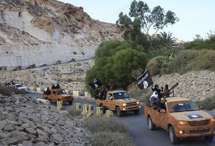 שיירה של ארגון דאעש (צילום:  רויטרס)