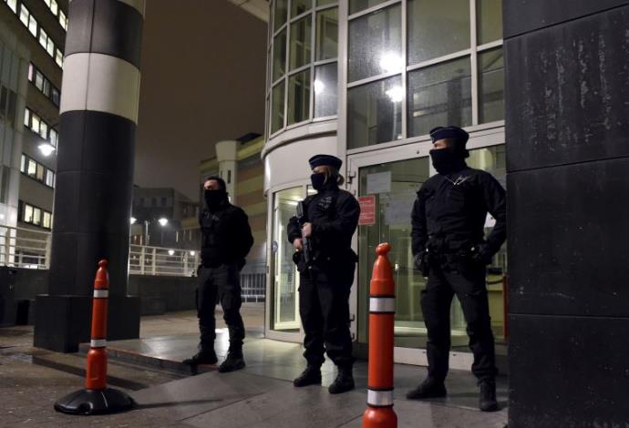 כוחות הביטחון הבלגיים מאבטחים את בית החולים בבריסל, בו טופל המחבל מהפיגועים בפריז (צילום:  רויטרס)