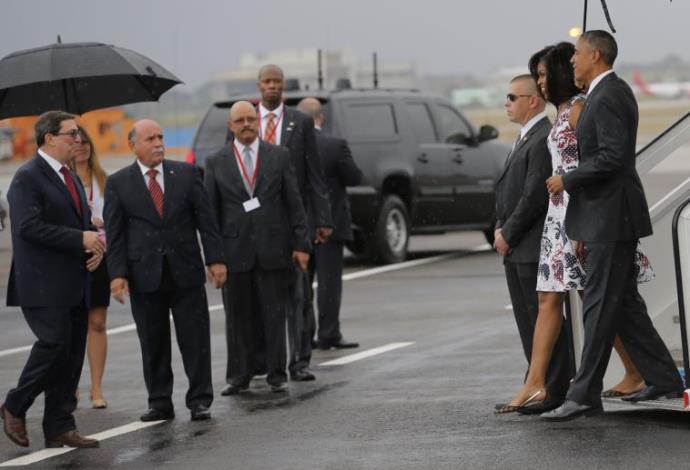 ברק אובמה נוחת בקובה (צילום:  רויטרס)