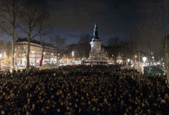 מפגינים בכיכר הרפובליקה (צילום:  AFP)