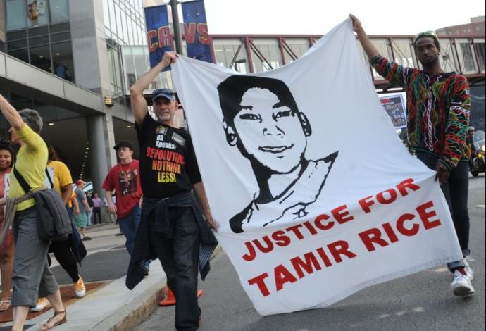 מפגינים למען הנער השחור טמיר רייס שנורה למוות ע"י שוטרים בקליבלנד (צילום:  רויטרס)