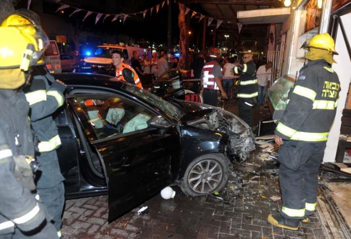 תאונה ליד מסעדה בתל אביב (צילום:  אבשלום ששוני)