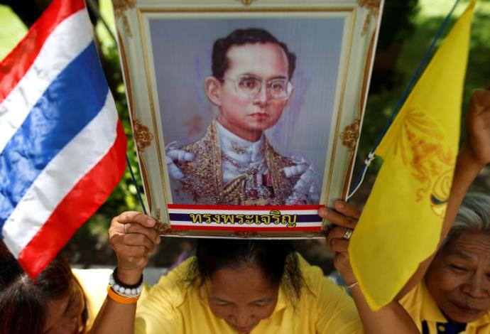 אזרחים בתאילנד מתפללים לשלום המלך (צילום:  רויטרס)