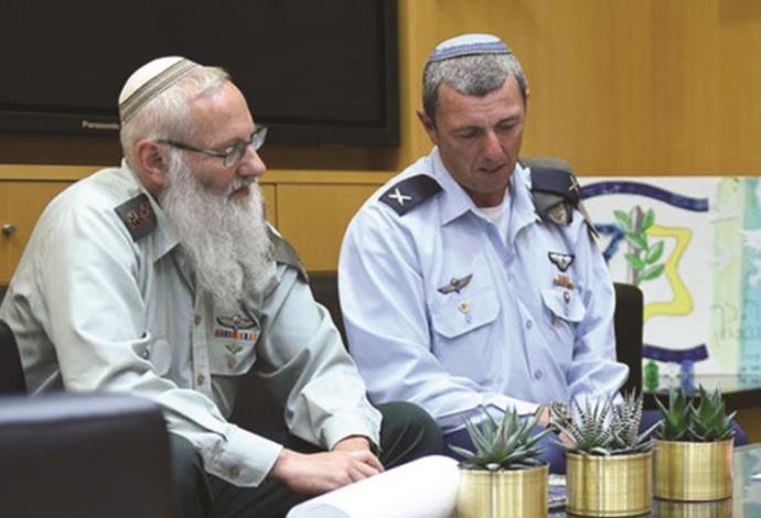 הרב אייל קרים והרב רפי פרץ (צילום:  דיאנה חננשוילי, משרד הביטחון)