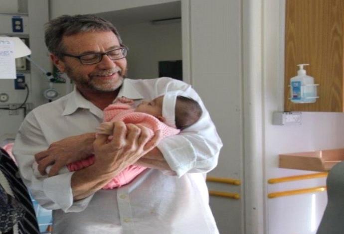 ד"ר דן ארבל עם התינוקת (צילום:  דוברות הדסה)