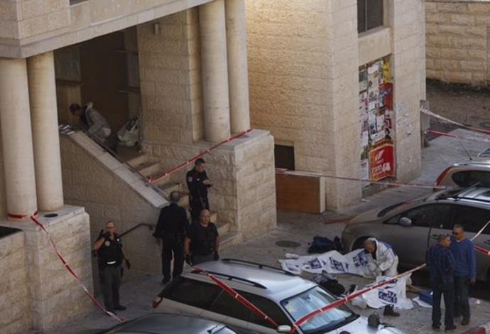 זירת הפיגוע בבית הכנסת בהר נוף (צילום:  יונתן סינדל, פלאש 90)