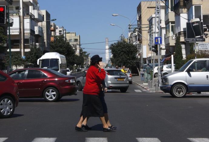 אשה חוצה את הכביש (צילום:  נתי שוחט, פלאש 90)