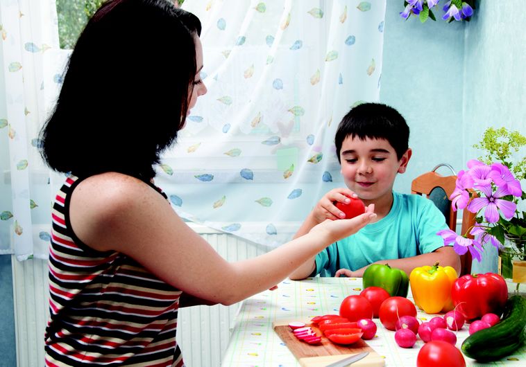ילד אוכל פירות  (צילום: ingimage/ASAP)