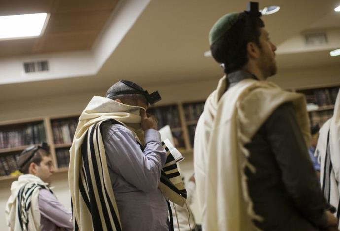 תפילת שחרית אחרי פיגוע בבית הכנסת בני תורה ירושלים מתפללים תפילה (צילום:  פלאש 90)