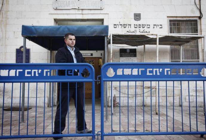 מאבטח בית משפט השלום בירושלים (צילום:  מרים אלסטר, פלאש 90)