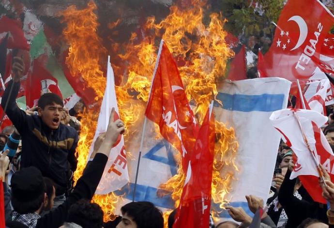הפגנה נגד ישראל בטורקיה שריפת דגל ישראל (צילום:  רויטרס)