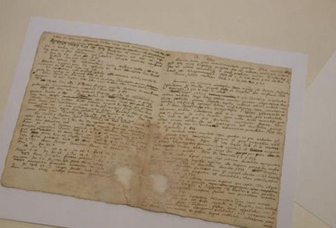 כתב היד של אייזק ניוטון (צילום:  מתוך התערוכה "כלי אל כלי")