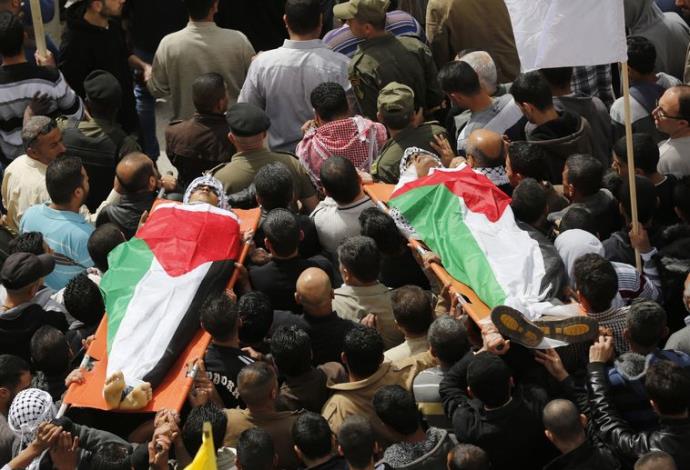 הלוויה פלסטינית בחברון של אסירים בטחוניים מייסרה אבו חמדיה 2013 (צילום:  רויטרס)