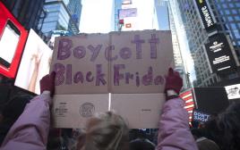 הפגנות בטיימס סקוור, ניו יורק, במהלך "יום שישי השחור" (צילום: רויטרס)