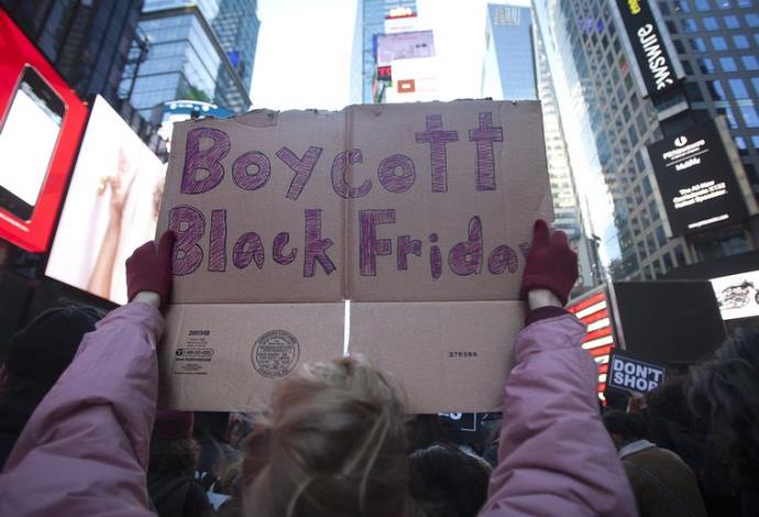 הפגנות בטיימס סקוור, ניו יורק, במהלך "יום שישי השחור" (צילום:  רויטרס)