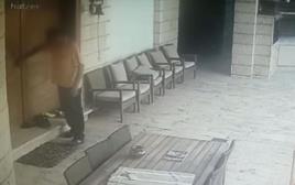 פורץ לבית באילת (צילום: דוברות המשטרה)