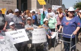 הפגנה למען הקשישים בירושלים (צילום: פלאש 90)